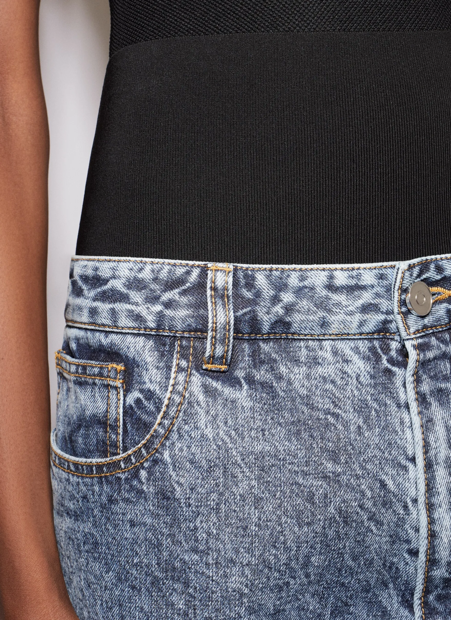 KNIT BAND JEANS IN SNOW DENIM